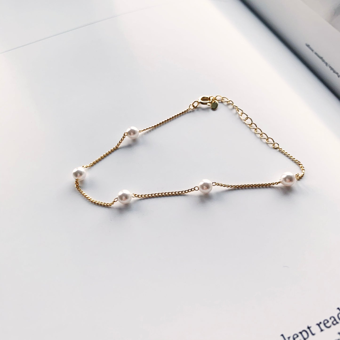 Five pearl relayed bracelet