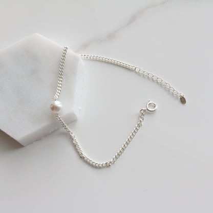 Simple pearl chain bracelet