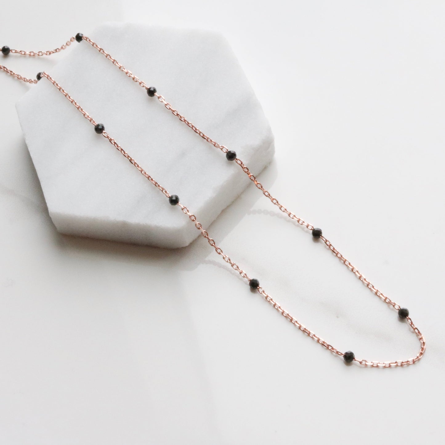 Black spinel relay necklace
