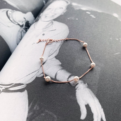 Five pearl relayed bracelet
