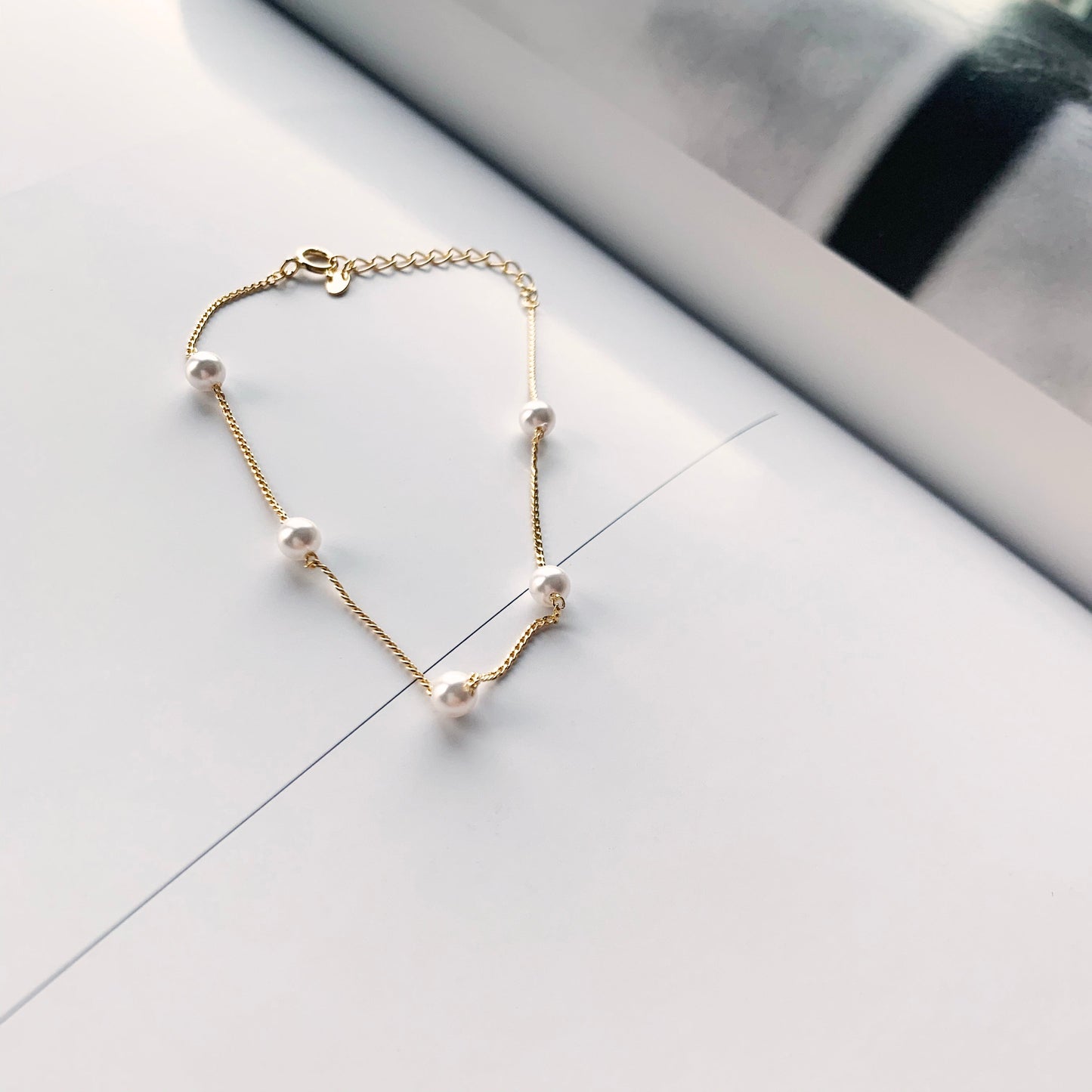 Five pearl relayed bracelet